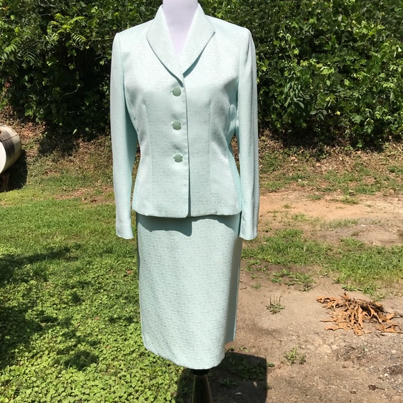 Le Suit Dresses & Skirts - A 2 Pc Piece Skirt Set Suit Career Textured Sz 8